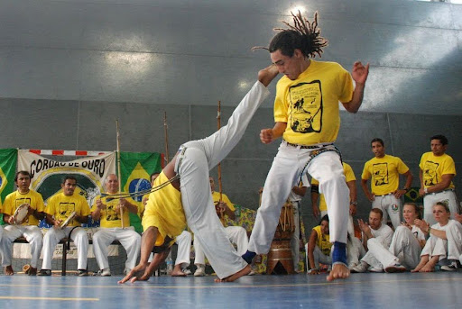 Photo de deux danseurs de capoeira