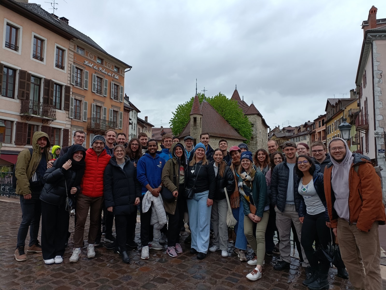 Photo d'un groupe d'étudiant en visite dans une ville européenne