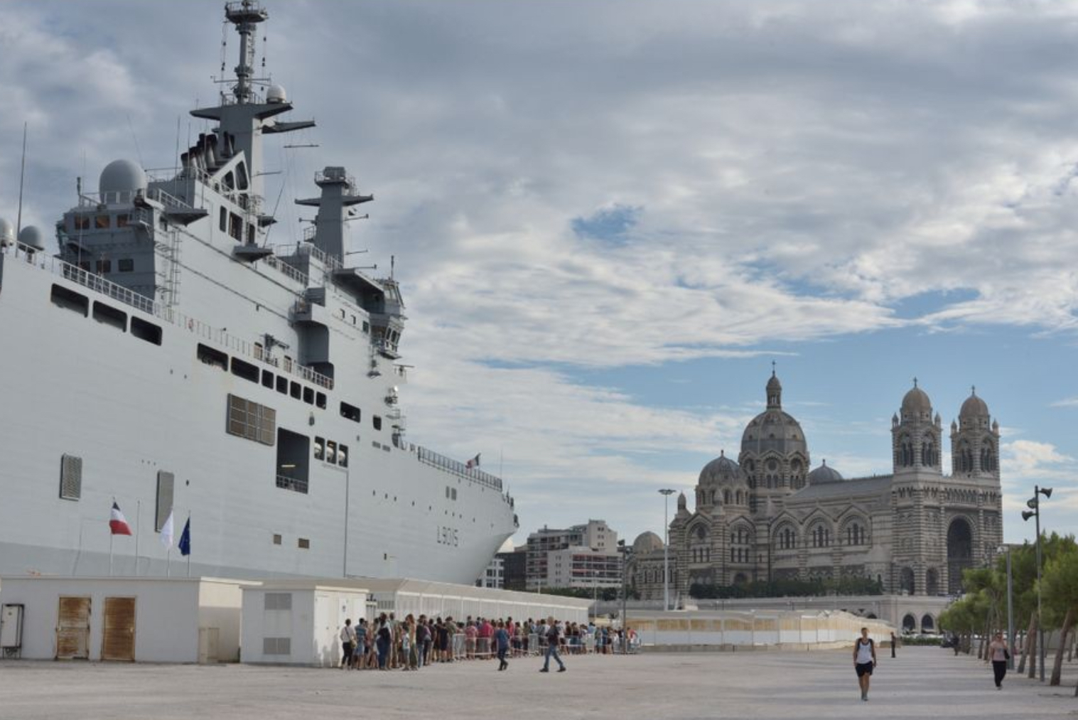 Photo d'un navire militaire devant la cathédrale de la Major