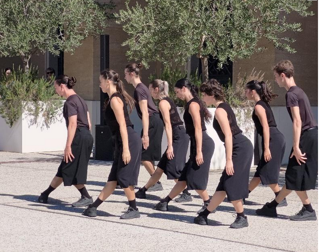 Le GUID du Ballet Preljocaj sur le parvis de la fac de droit 