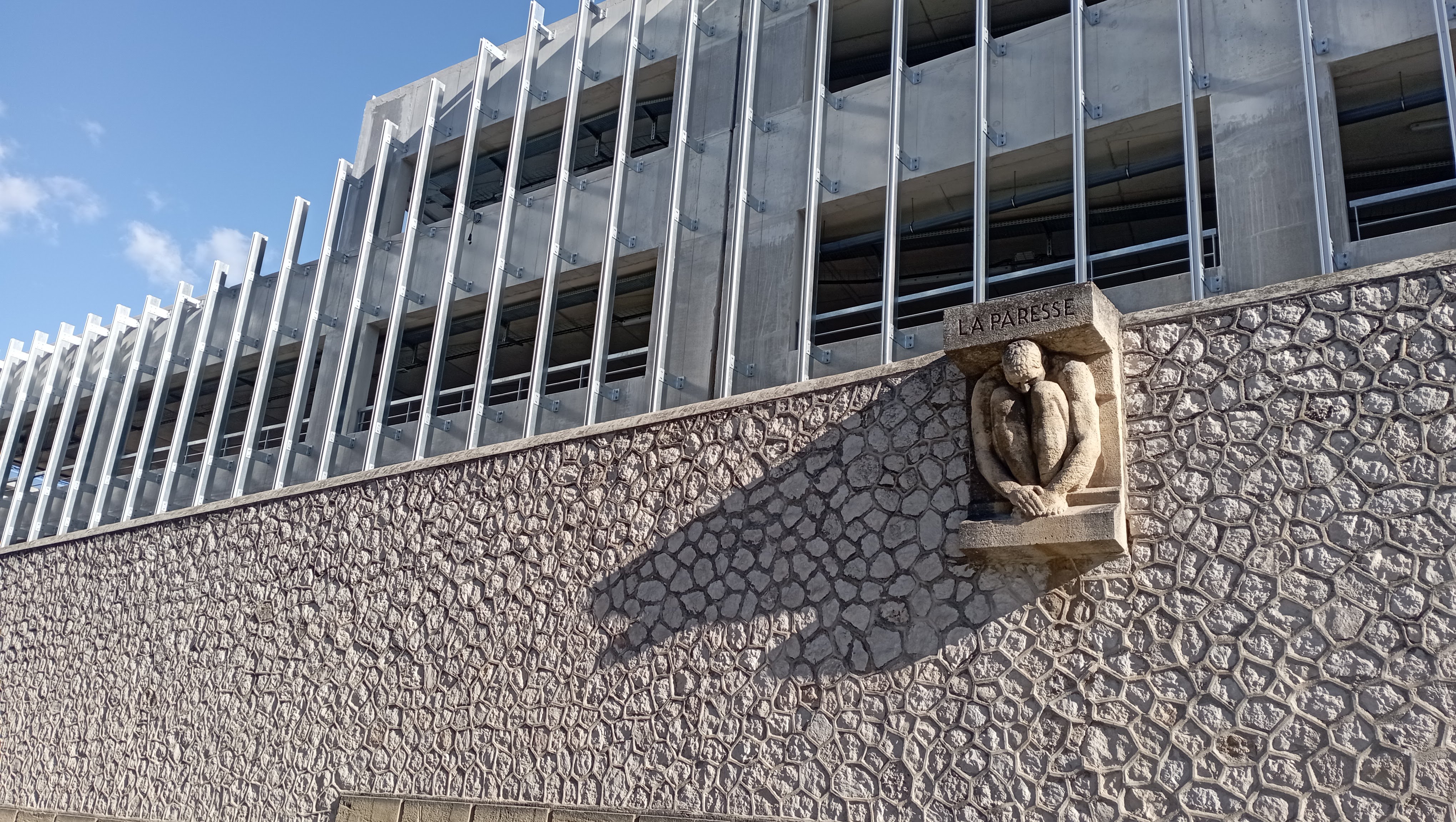 Une statue représentant la paresse orne le mur du centre pénitentiaire - Novembre 2023