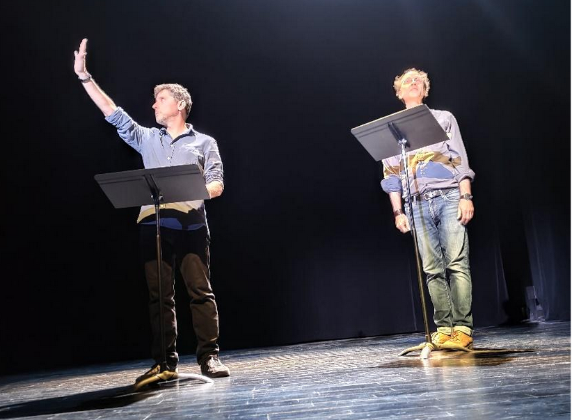 Deux comédiens sur la scène du Théâtre du Cube