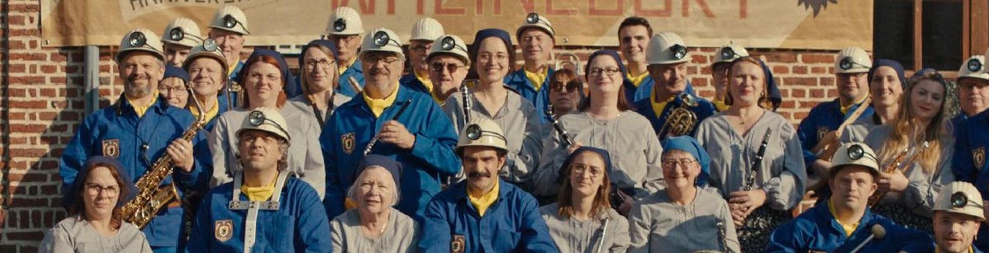 Photo d'un groupe de mineurs, équipés d'instruments de musique