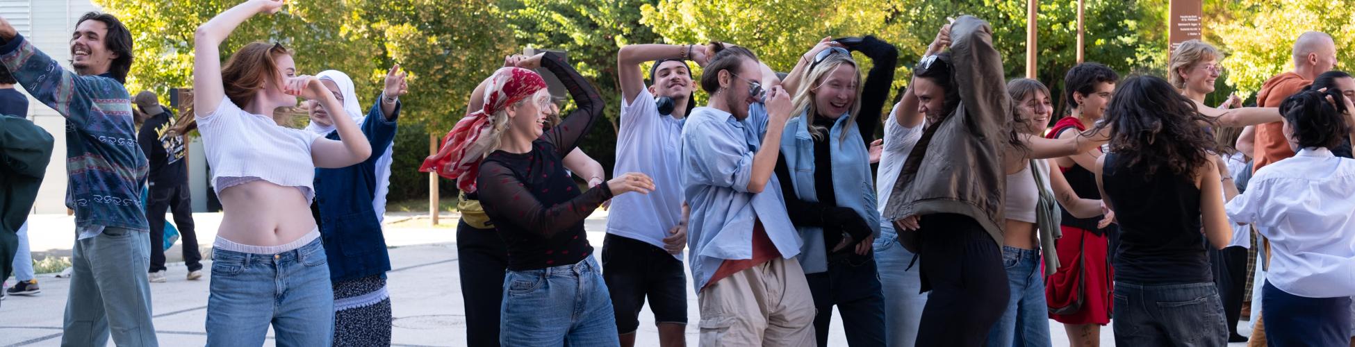 Photo du bal mené par Robin Renucci sur le parvis du Cube dans le cadre du festival