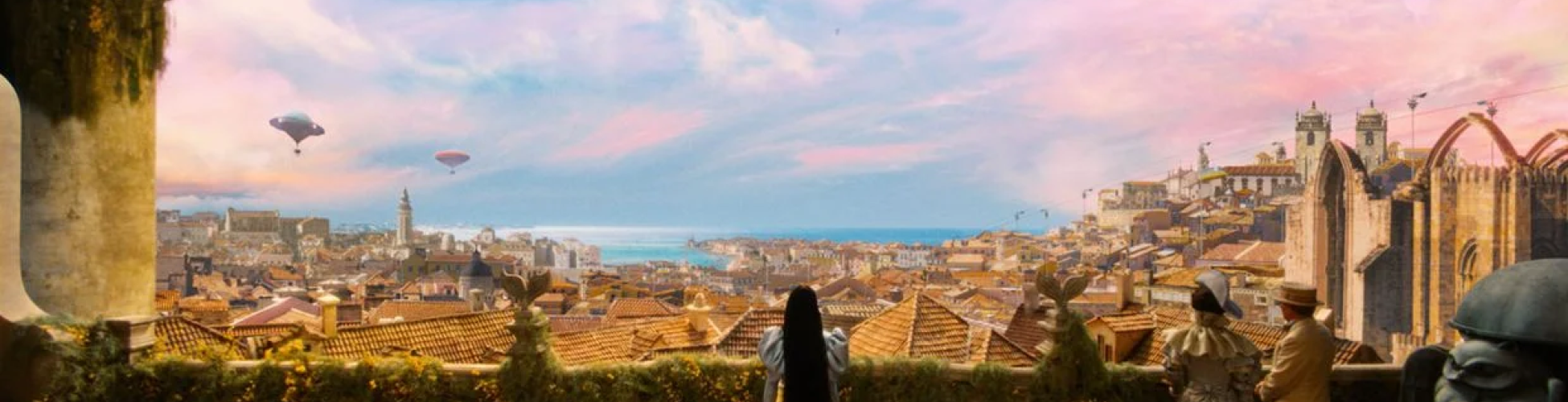 Image du film pauvres créatures, la protagoniste regarde une ville