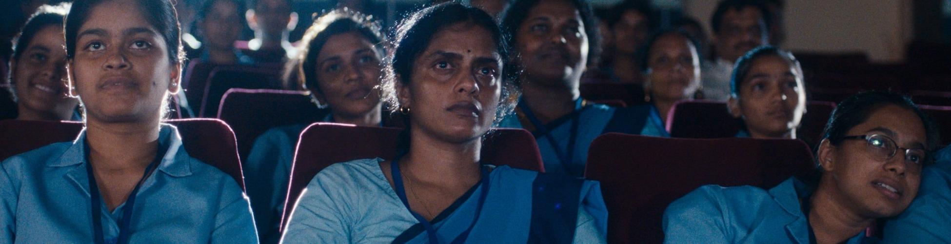 Photo de femmes dans une salle de cinéma