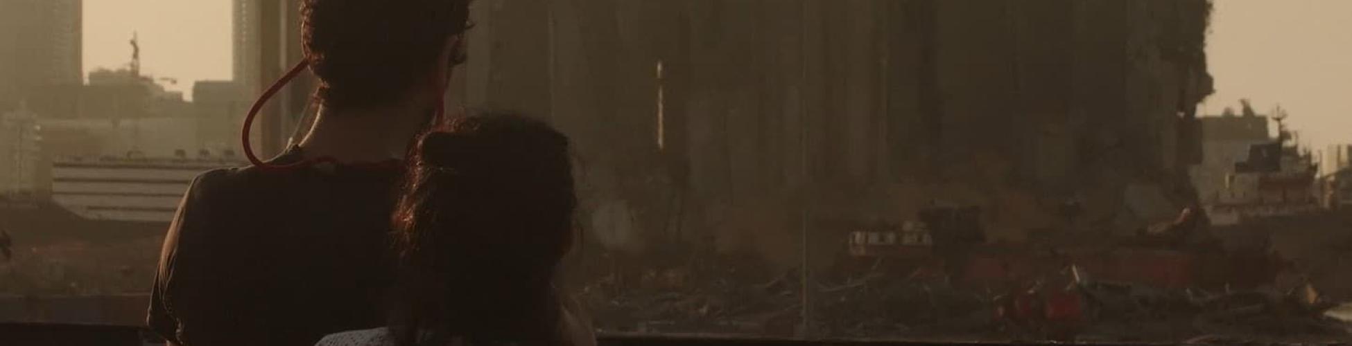Image du film, ou deux personnes regardent l'entrepôt après l'explosion